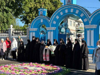 Сотни верующих изо всех уголков страны и из России сегодня молятся о мире и сокровенном в монастыре на Добрушской земле, названном в честь праведного покровителя Иоанна Кормянского.